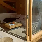Dağ evi A Beautiful With A Terrace And Garden